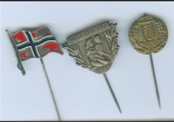 Det var stor glede over å kunne feire friheten, og det ble laget flere fredsmerker i 1945.