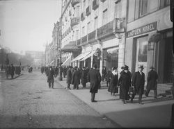 Butikken på Karl Johans gate med Marabustorken ved Grand hotel. Foto: Narve Skarpmoen/Nasjonalbiblioteket