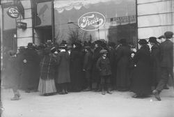 Kø utenfor sjokoladeutsalget på Karl Johan. Foto: Narve Skarpmoen/Nasjonalbiblioteket