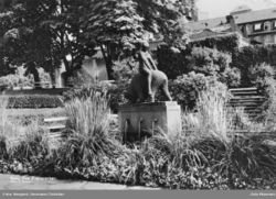 «Piken på bjørnen», skulptur og fontene i Freiaparken. Foto: Hermann Christian Neupert/Oslo Museum (ca. 1935).