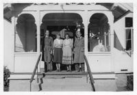 Kjell Fremstad, Anne-Ma Eide (vikar for Ragna Bernhardsen), Liv Aarvik, Einar Rustøy, Vindingstad skoles lærerpersonale 1950. Merk: Lærerne brukte skolefrakk. Skoleklokka skimtes på bakveggen til høyre.