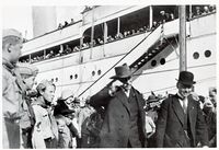 Fridtjof Nansen på turne langs norskekysten med MY Stella Polaris sommeren 1929. Her går han i land i Harstad.