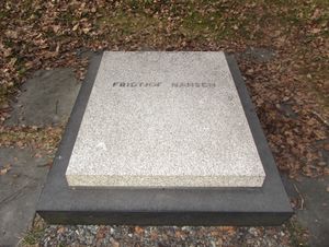 Fridtjof Nansen grav Polhøgda.jpg