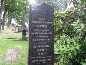 Friedrich Wilhelm Gutzeit gravminne Drammen.jpg