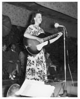 Den 14 år gamle Astrid Guddingsmo fra Verdal står her på scenen oppbygd for anledningen i skolegården (Steinkjer Folkeskole) i anledning Steinkjers 100-års-jubileum i 1957.