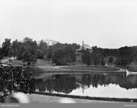 Fra hagen, med hovedbygningen og stall/fjøsbygningen bak. Foto: Oslo Museum (1880-åra).