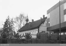 Den opprinnelige stall/fjøsbygningen, med en del av ambassadebygningen til høyre. Foto: Kari Paulsen/Oslo Museum (1966).