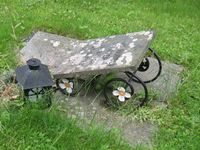 Det samme gravminnet sett fra siden. Foto: Siri Johannessen (2016).