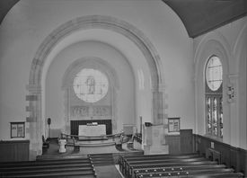 Interiør, alter og fondvegg Foto: Nasjonalbiblioteket (1952).