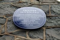 Blå plakett på muren mot Frognerveien. Foto: Chris Nyborg (2013)