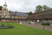 Hovedbygningen og østfløyen. Foto: Chris Nyborg (2013)