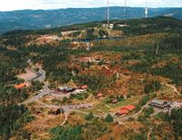 Flyfoto fra 1995: Frognerseteren og Tryvannshøgda med Tryvannstårnet. Foto: Fjellanger Widerøe
