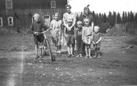 Frusetenga i 1956. F.v. Kjell Arild Michaelsen, Gerd Anny Bredviken, Ruth Bredviken m/Leif Magne Bredviken, Finn Åge M. og mor Helga M. med sønnene Bjørn Erik og Hans Christian.