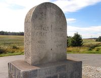 Eldre grensestein ved E18, Østfold-Akershus, der det tidligere Kråkstad herred er benyttet. Foto: Stig Rune Pedersen (2013)