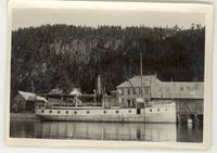 D/S «Fyresdølen» ved kai i Kilegrend. (Foto: Olav Moen)