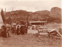 D/S Fyresdølen ligg ved kai i Kilegrend, passasjerar går i land og ved til dampkjelen ligg stabla opp. Årstalet er ukjent, men fotograf: Olav S. Nylid.