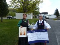 Leiar Gunlaug Bergstøl Kiland til venstre og Grethe Momrak-Haugan med kulturprisen 2014