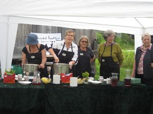 Fyresdal Bygdekvinnelag sel rømmegraut på bygdedagen 2013.JPG