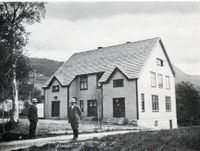 Fyresdal Sparebank bygd 1918. Inngang til banken til venstre, til 2. høgd i midten og til kommunelokalet til høgre.