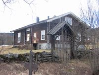 Gården Veggli ligger like sør for den gamle kirkegården. Her har det tidligere vært prestegård. Foto: Stig Rune Pedersen