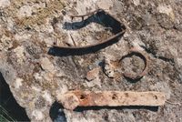 Gjenstander som ble funnet på stedet i 1990 av Arne Thorkildsen. Foto: Arne Thorkildsen