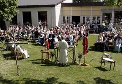 Friluftsgudstjeneste ved Grinilund kirke 2005. Foto: Gry Cath Wold