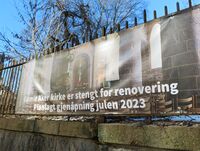 Informasjonsbanner utenfor kirken forteller om stengning i 2023 fram til jul pga. renovering. Foto: Stig Rune Pedersen