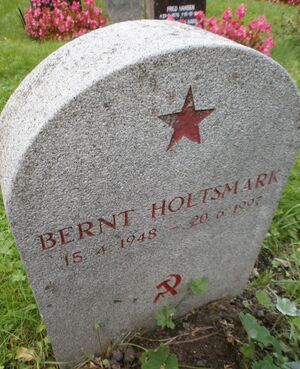 Gamle Aker kirkegård gravminne Bernt Holtsmark.JPG