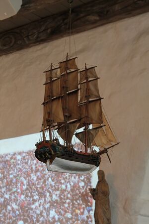 Gamle Glemmen kirke kirkeskipet 01.JPG