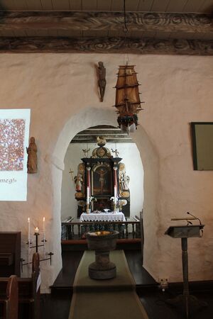 Gamle Glemmen kirke kor med treskulpturer.JPG