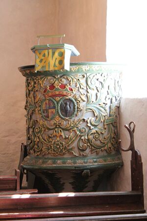 Gamle Glemmen kirke prekestol 02.JPG