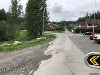 Gamle Strømsvei oppover mot Bakås sett fra Ellingsrudelva. Hovedskansen ligger på høyden i bakgrunnen. Foto 2023 Steinar Bunæs.