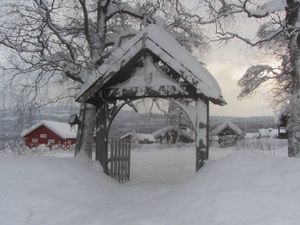 Gamle Veggli kirkegård inngangsportal 2012.jpg