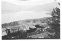 Tunet på Øvre Haugane 1925 med Skredevatn i bakgrunnen. Nedre Haugane vart frådela i 1831 med nytt tun.