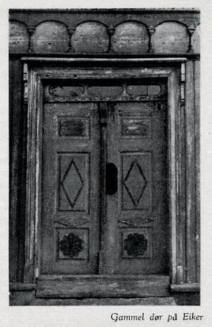 Gammel dør på Eiker (Eikerminne-1949-s025).jpg