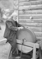 186. Gammel mann sliper ljå - no-nb digifoto 20151020 00270 NB MIT FNR 02946.jpg