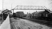 Gangbro over skinnegangen på Lillestrøm stasjon i 1910. Kilde: Jernbanemuseet