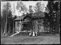 Gardar i 1917 eller 1918, truleg med familien Grimsgård i framgrunnen