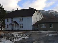 Gardar sett frå tunet i 2020. Legekontor til høgre. Stort vindauge nede er kjøkkenet. Foto Tore Samuelsen