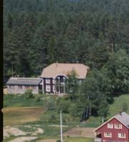 Gardar i 1960 åra, kledd, måla og med legekontora som tilbygg.