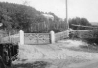 Gardsporten til Øvre Haugane 1931. Laga av Arne Momrak og faren Olav