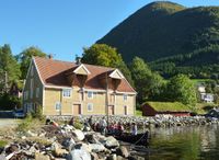 Garvarbuda med båt ved landingsvåren