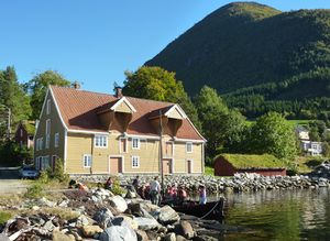 Garvarbuda med båt ved landingsvåren.JPG