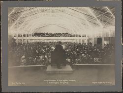 Sam Eyde holder foredrag i Sangerhallen under jubileumsutstillingen. Foto: Nasjonalbiblioteket (1914).