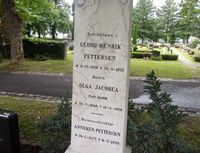 Gravminnet til landets første kvinnelige museumsleder Anneken Pettersen og hennes foreldre. Foto: Stig Rune Pedersen