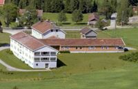 Flyfoto fra Gimle Foto: Widerøe Flyveselskap (1964).