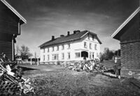 Den gamle hovedbygningen, mellom stabbur og uthus Foto: Gunnar Simonsen (ca.1955).