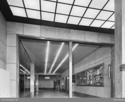 Adkomsten, rett innenfor gatedørene. Foajeen innerst og til venstre. Foto: Leif Ørnelund/Oslo Museum (1962).