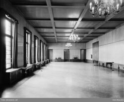 Publikumsfoajéen, inngangen til salen nederst på veggen til høyre. I dag vin- og kaffebar langs veggen til høyre. Foto: Leif Ørnelund/Oslo Museum (1965).