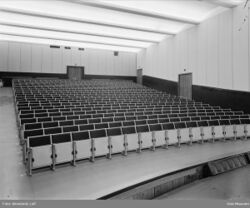 Salen, adkomstdøra fra publikumsfoajéen midt på veggen bak. Dørene på veggen til høyre er utgangsdører mot Balders gate. Foto: Leif Ørnelund/Oslo Museum (1965).